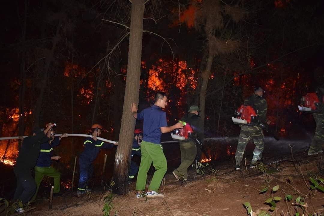 Lực lượng chức năng được huy động cứu rừng xuyên đêm
