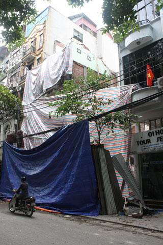 Căn nhà 5 tầng trên phố Hàng Mã bị đổ sập