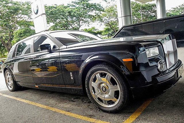 Dương Thị Bạch Diệp cùng chiếc Rolls-Royce màu lục