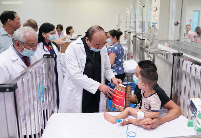 Thủ tướng Nguyễn Xuân Phúc đến thăm hỏi bệnh nhận tại Khoa cấp cứu-Chống độ, bệnh viện Nhi Trung Ương (Ảnh: chinhphu.vn)