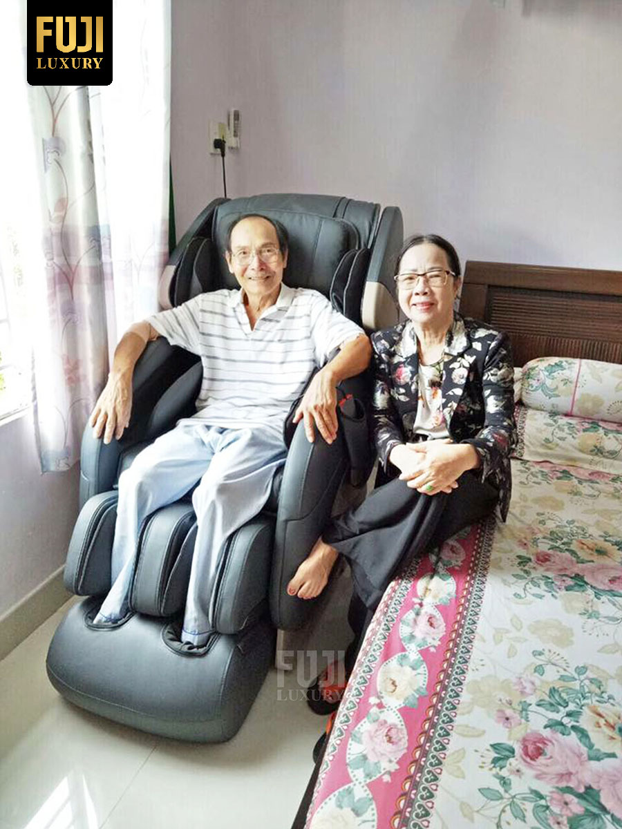 Nhiều gia đình lựa chọn ghế massage Fuji Luxury chăm sóc cho sức khỏe người cao tuổi.