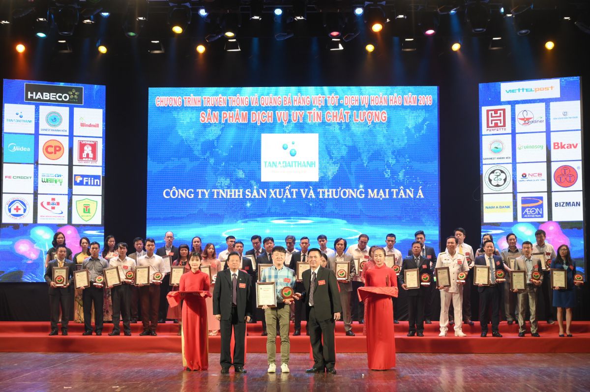 Đại diện Tập đoàn Tân Á Đại Thành nhận chứng nhận từ Ban Tổ chức.
