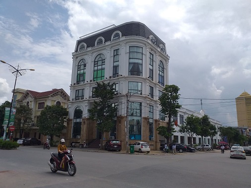 Phần diện tích đất nhà hàng, văn phòng thương mại đang tồn tại trước mặt tiền tiếp giáp của đường Bắc Sơn và đường Minh Cầu của trường Nguyễn Du cũng là phần đất được giao và nêu rõ tại Quyết định số 2372/QĐ-UB ngày 02/10/2003 của UBND tỉnh Thái Nguyên.