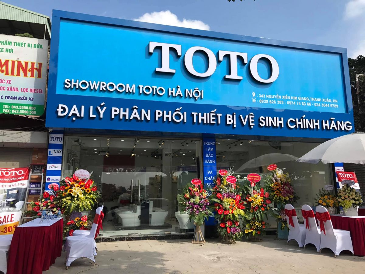 Cửa hàng của ông Trịnh sử dụng biển tên TOTO rất bắt mắt