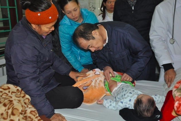 PGS.TS Trần Đắc Phu, Cục trưởng Cục Y tế dự phòng thăm hỏi, kiểm tra vết tiêm chủng cho trẻ em ở huyện Ứng Hoà ngày 3/1.