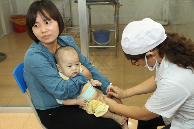  Tiêm vaccine cho trẻ là biện pháp phòng bệnh hữu hiệu. Ảnh minh hoạ 