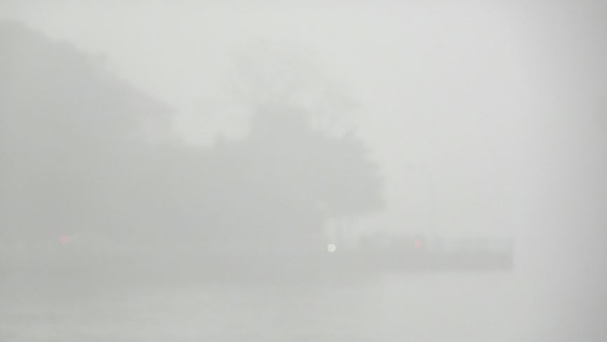 Hà Nội mờ ảo trong sương mù, tầm nhìn bị hạn chế
