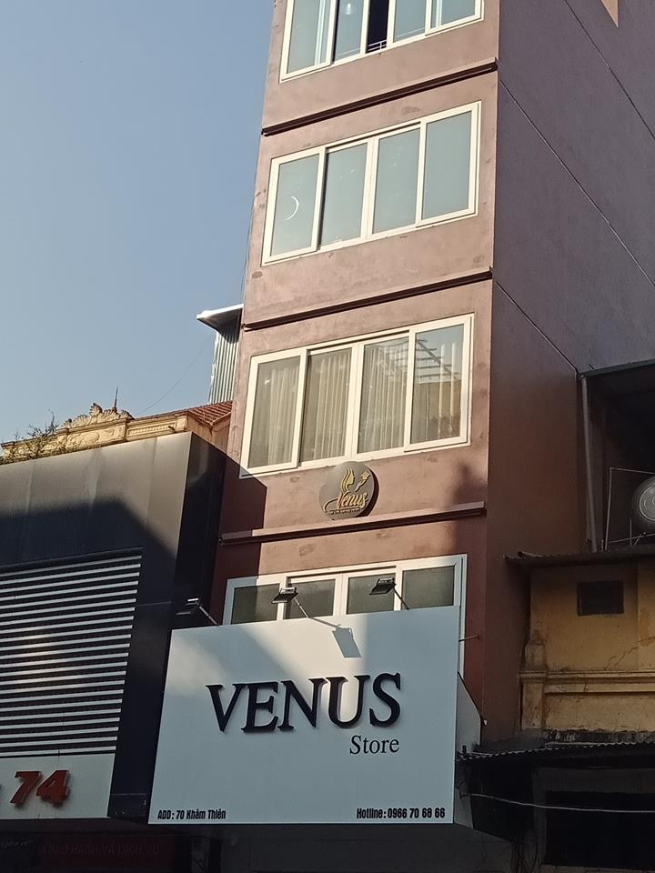 Cơ sở Spa Venus thay biển cửa hàng quần áo Venus 