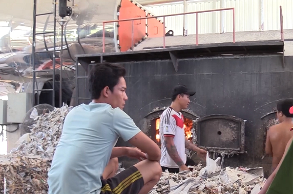 Bình Dương: Phát hiện doanh ngiệp dùng rác thải công nghiệp để đốt lò sản xuất - Ảnh 1