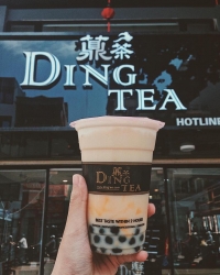Trà sữa Dingtea: Cùng một lúc khách hàng phát hiện bánh bông lan mốc, cốc trà chứa sợi inox cọ xoong