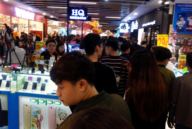 Đêm ngày 30/1, dòng người ùn ùn kéo đến một siêu thị lớn trên quận Cầu Giấy để mua sắm các mặt hàng thiết yếu phục vụ cho dịp nghỉ Tết.