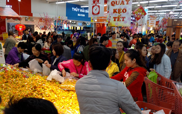  Khu vực quầy bán bánh kẹo rời nhận dược sự quan tâm của đông đảo khách hàng. 