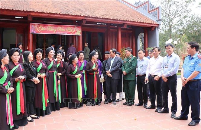 Ông Nguyễn Văn Phong - Phó Chủ tịch UBND tỉnh Bắc Ninh chỉ đạo công tác chuẩn bị lễ hội tại huyện Tiên Du. Ảnh: Thái Hùng/ TTXVN