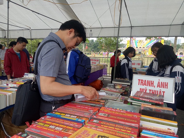 Lễ hội sách cũ Hoàng Thành Thăng Long 2019 là cơ hội để độc giả tìm hiểu sâu hơn về lịch sử của Việt Nam cũng như các quốc gia trên thế giới. Ảnh: Báo TNMT