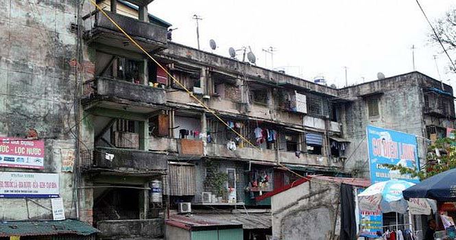 Các tòa chung cư cũ xuống cấp là vấn nạn của thành phố Hà Nội