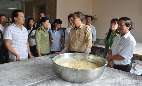 Đoàn kiểm tra làm việc tại cơ sở sản xuất bánh trung thu Bảo Phương