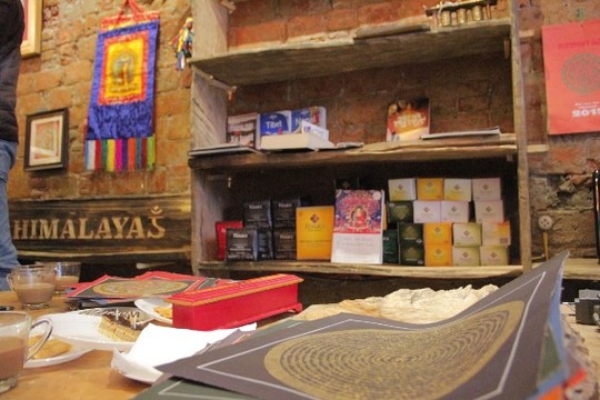 Sách, trà, hương liệu mang hương vị của vùng Đất Phật