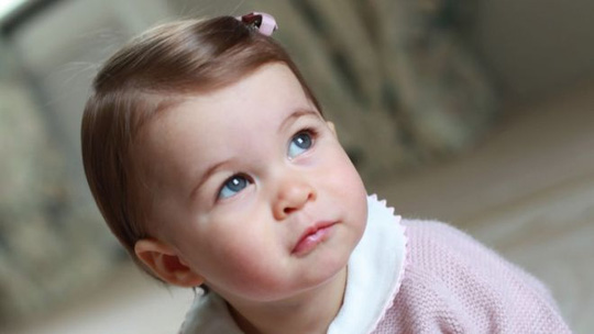 Công chúa Anh đáng yêu trong sinh nhật 1 tuổi
