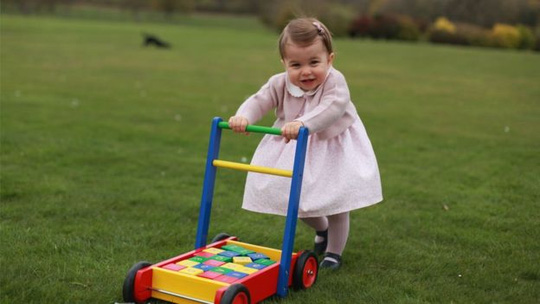 Công chúa Anh đáng yêu trong sinh nhật 1 tuổi
