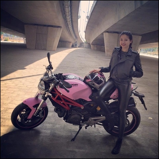 Cận cảnh “quái vật” Ducati hồng của nữ biker Hà thành - Ảnh 10