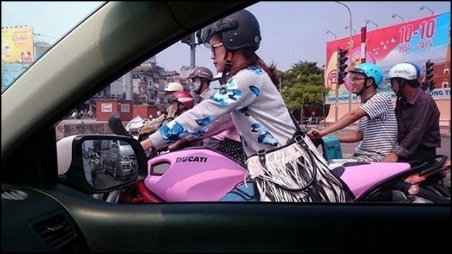 Cận cảnh “quái vật” Ducati hồng của nữ biker Hà thành - Ảnh 2