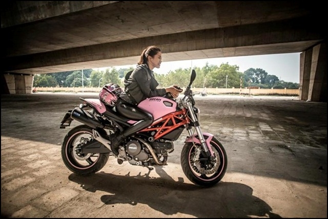 Cận cảnh “quái vật” Ducati hồng của nữ biker Hà thành - Ảnh 6
