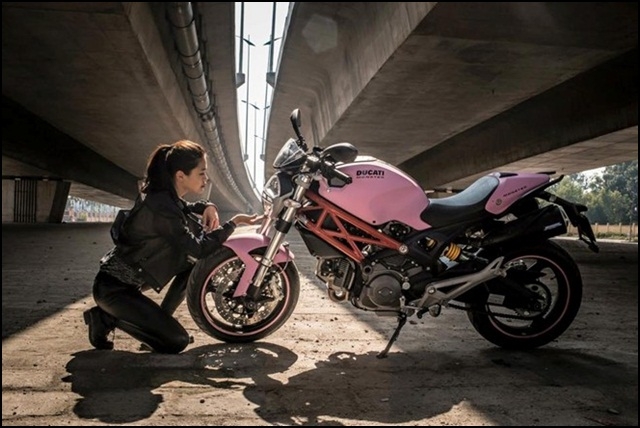 Cận cảnh “quái vật” Ducati hồng của nữ biker Hà thành - Ảnh 7