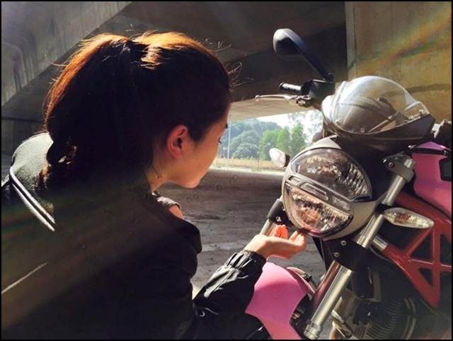 Cận cảnh “quái vật” Ducati hồng của nữ biker Hà thành - Ảnh 8