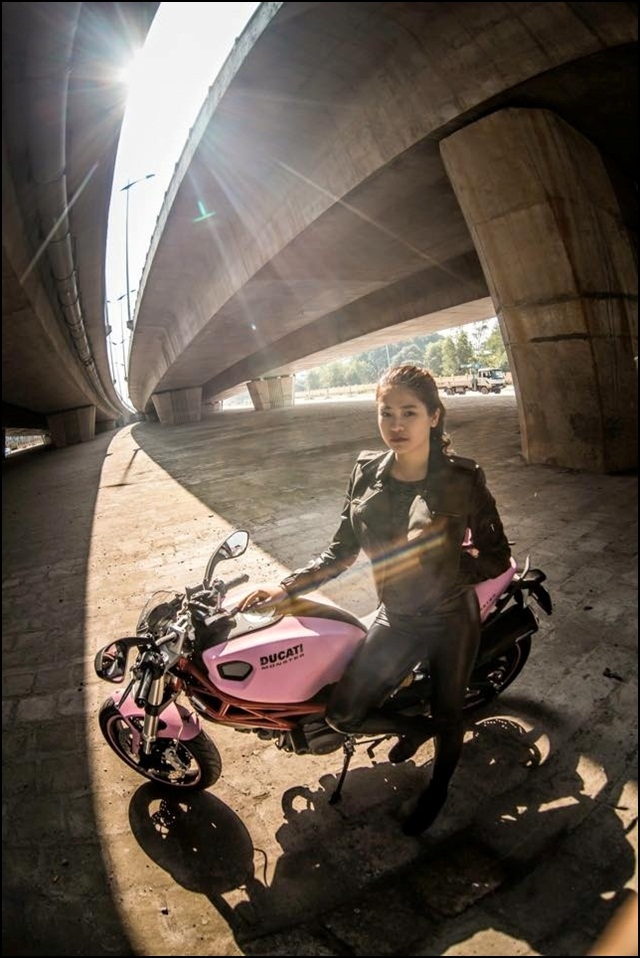 Cận cảnh “quái vật” Ducati hồng của nữ biker Hà thành - Ảnh 9
