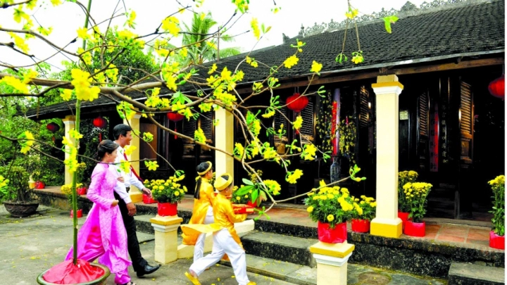 Xông đất đầu năm mới là tập tục lâu đời trong văn hóa của người Việt.
