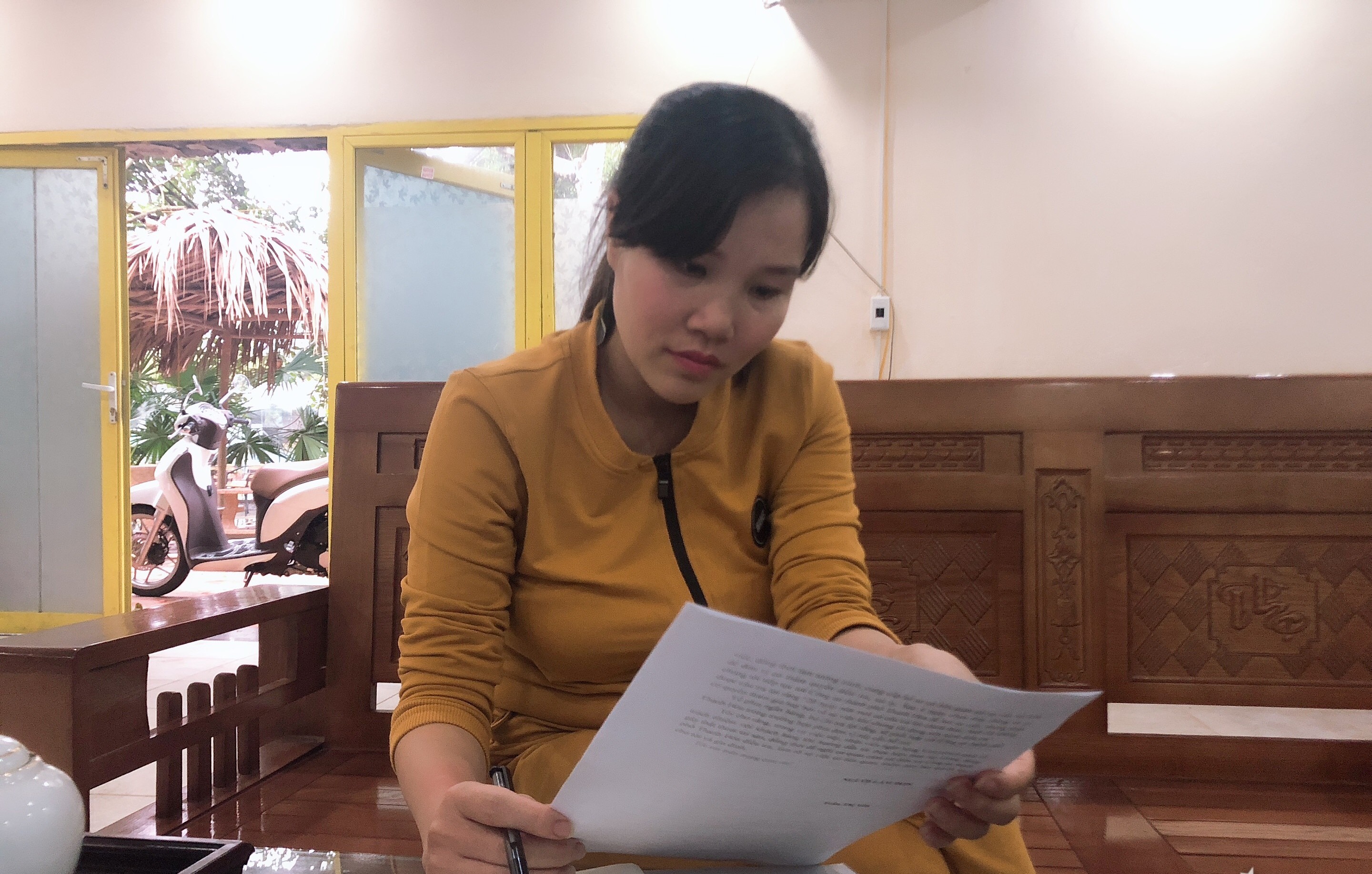 Chị Trần Thị Ngọc, chủ cửa hàng nội thất Ngọc Dũng. Ảnh của An Nguyên.
