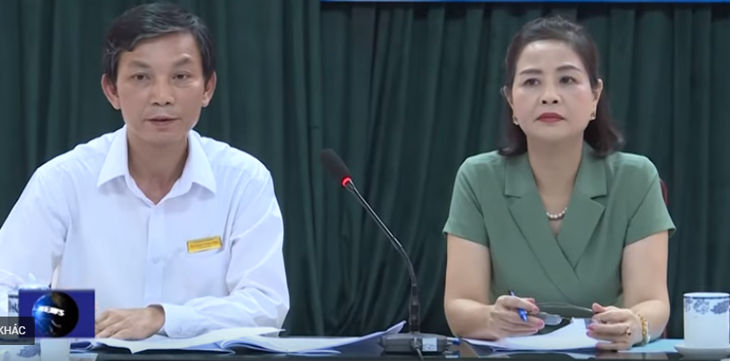 Bà Phạm Thị Hằng, Giám đốc Sở GD&ĐT Thanh Hóa (phải) chủ trì họp báo).