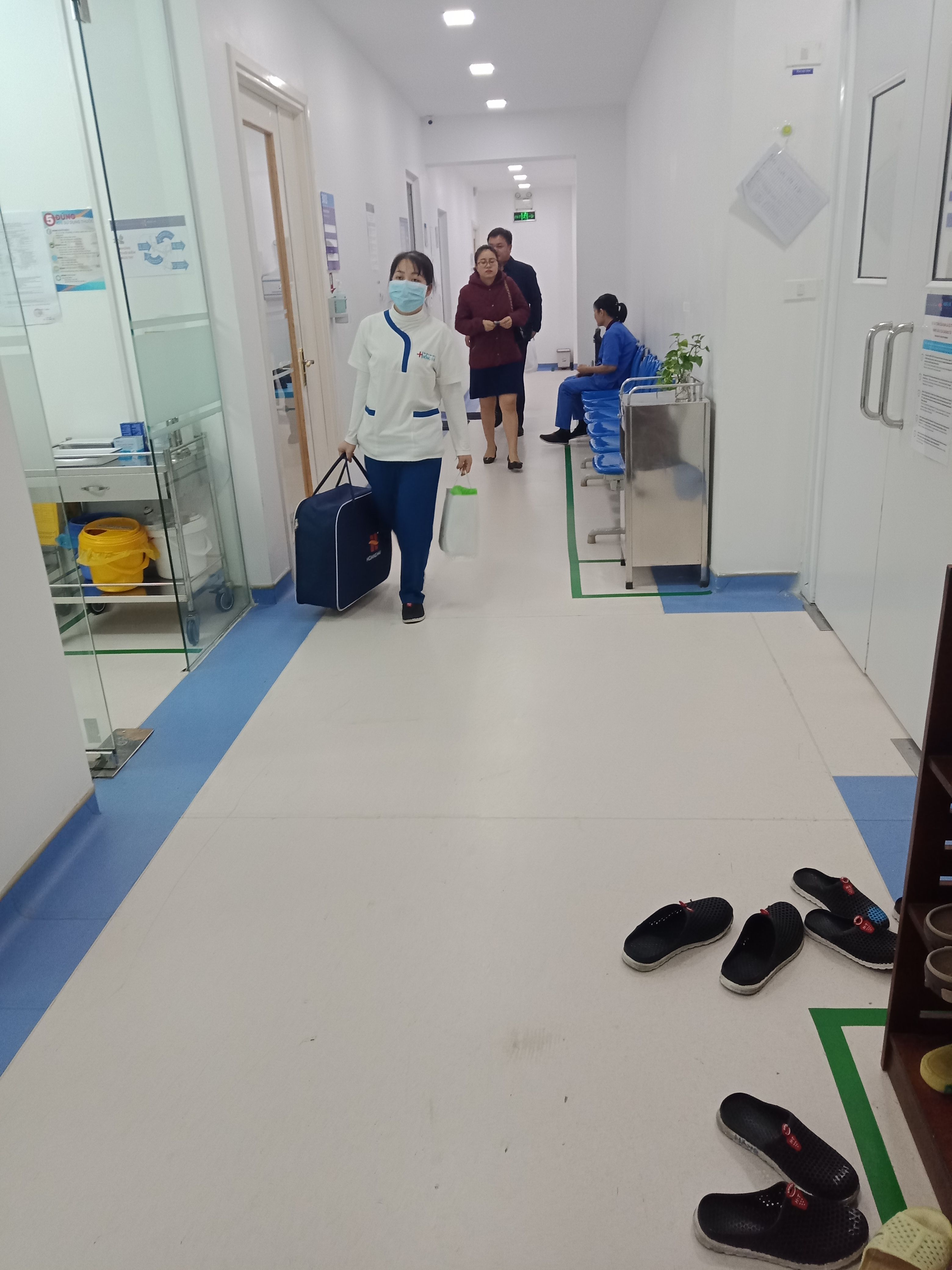 Khu vực tầng 3 BV đa khoa Hồng Ha nơi nhân viên đưa PV đến khám, tư vấn các dịch vụ làm đẹp của Dr. Hùng Clinic