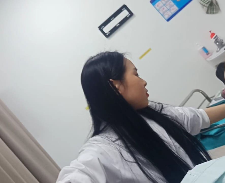 Nhân viên phòng khám Dr. Hùng khám cho khách tại tầng 3 bệnh viện