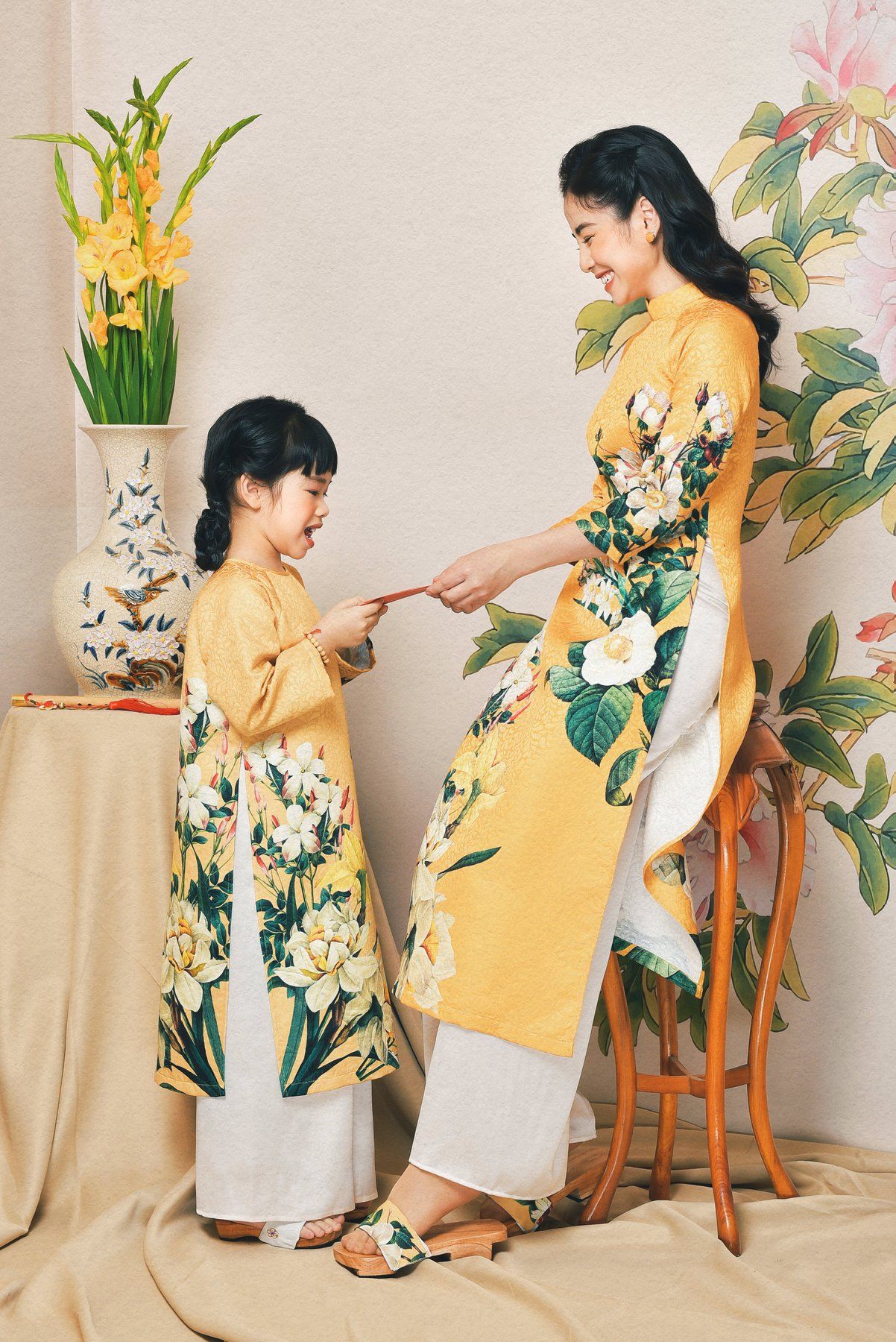 Sét áo dài cho mẹ và bé cũng được khách hàng ưa chuộng lựa chọn.