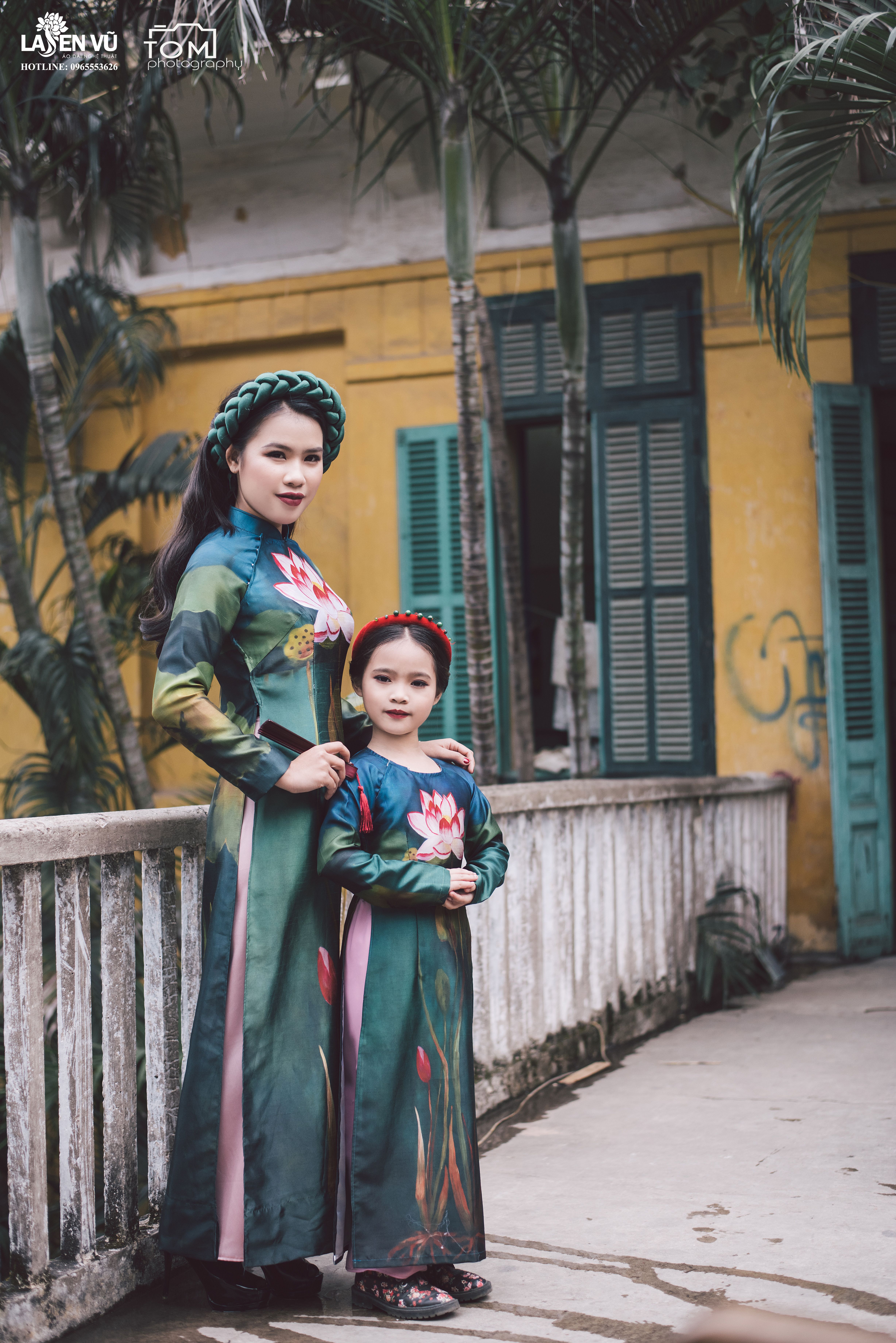 Sự kết hợp hài hoà giữa truyền thống và hiện đại trong thời trang tôn lên vẻ đẹp thuần khiết Á Đông.