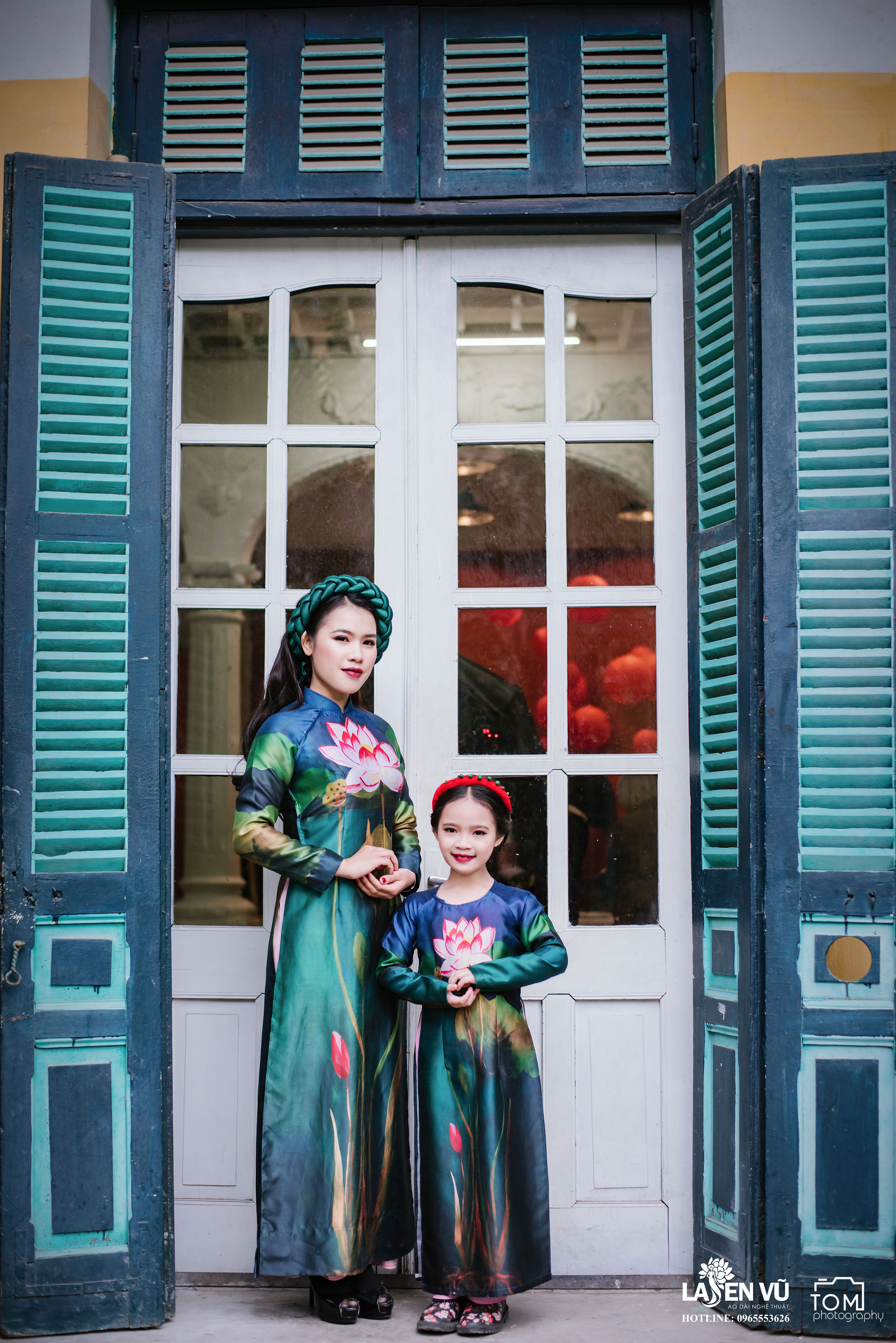 Mẫu áo dài của bé Bảo Trang còn dành cho cả người lớn, một bộ đồ đôi tuyệt vời dành cho mẹ và bé.