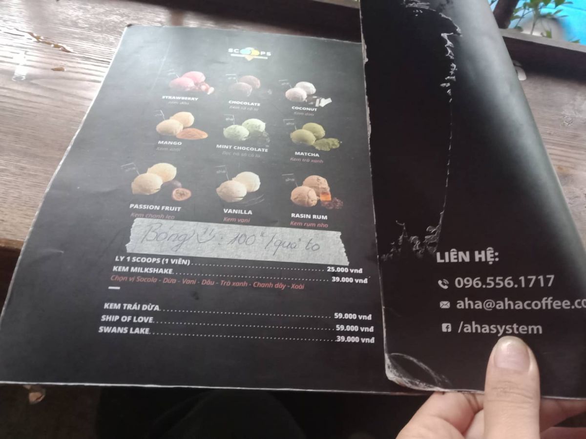 Niêm yết giá bán trên menu của cửa hàng Aha cafe.