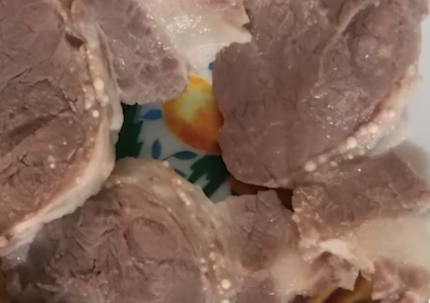 Thịt lợn nổi hạch nghi có sán được ché biến đưa vào bữa ăn cho trẻ ở trường mầm non Thanh Khương, Bắc Ninh. (Ảnh cắt từ video)