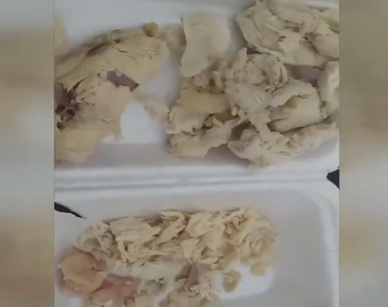 Thịt gà được dùng trong bếp ăn của trường Mầm non Thanh Khương. (Ảnh cắt từ video)