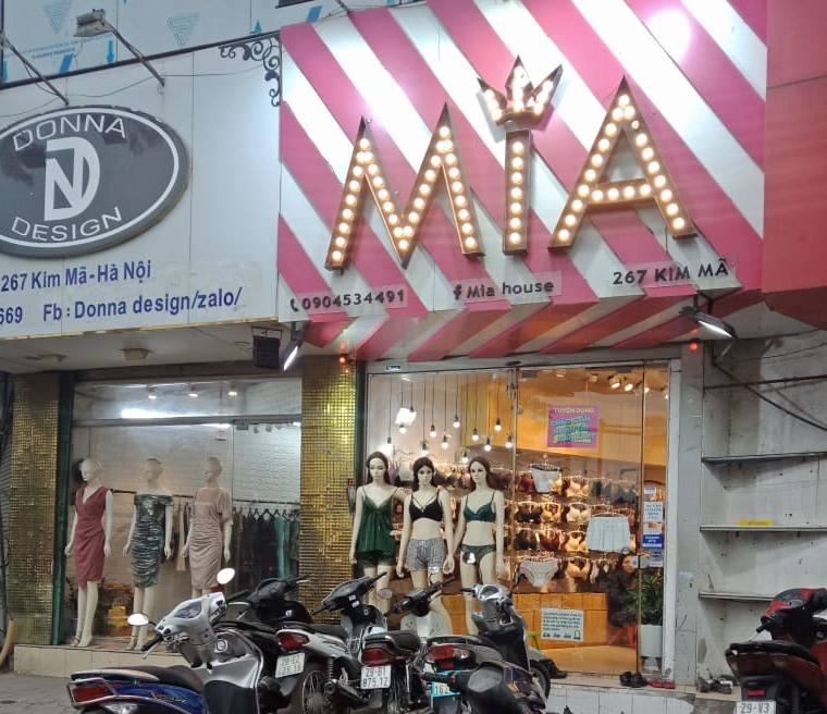 Cửa hàng đồ lót Mia trên phố Kim Mã