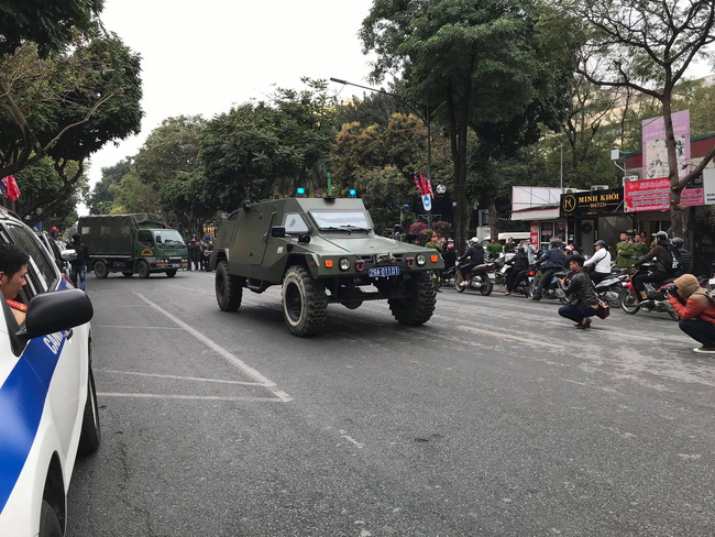 Hà Nội: Đường phố khác lạ trong ngày ra quân trước Hội nghị Thượng đỉnh Mỹ - Triều Tiên - Ảnh 15.