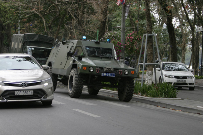 Hà Nội: Đường phố khác lạ trong ngày ra quân trước Hội nghị Thượng đỉnh Mỹ - Triều Tiên - Ảnh 2.