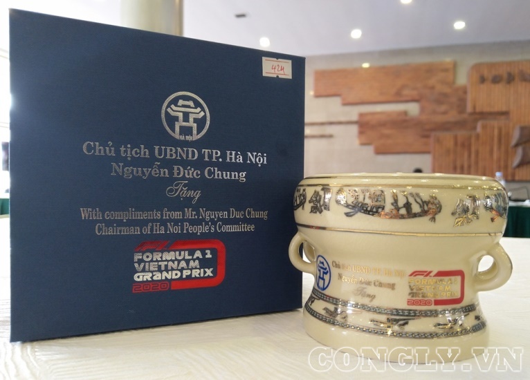 Chủ tịch Hà Nội tặng phóng viên Hội nghị Mỹ - Triều trống đồng gốm Chu Đậu