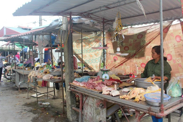  Theo những người bán thực phẩm ở xã Đại Đồng, người dân trong địa phương vẫn ăn thịt lợn bình thường nhưng số lượng có giảm không đáng kể 