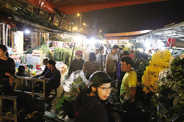  Sắp đến ngày Quốc tế Phụ nữ 8/3, chợ hoa đêm Quảng An (Tây Hồ - Hà Nội) vốn luôn nhộn nhịp nay lại càng sôi động hơn. Ảnh: TG 