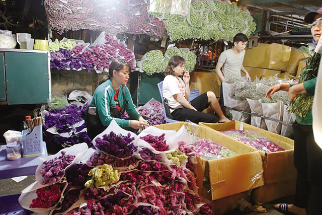 Khách mua buôn, nhất là khách về các tỉnh lân cận chọn mua hoa theo từng thùng lớn. 
