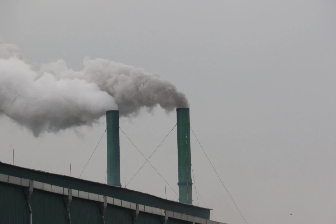 Hai cột khói của nhà máy xử lý rác thải xã Việt Hồng theo gió đẩy về 3 thôn của xã Cổ Dũng. Ảnh: Hữu Công.