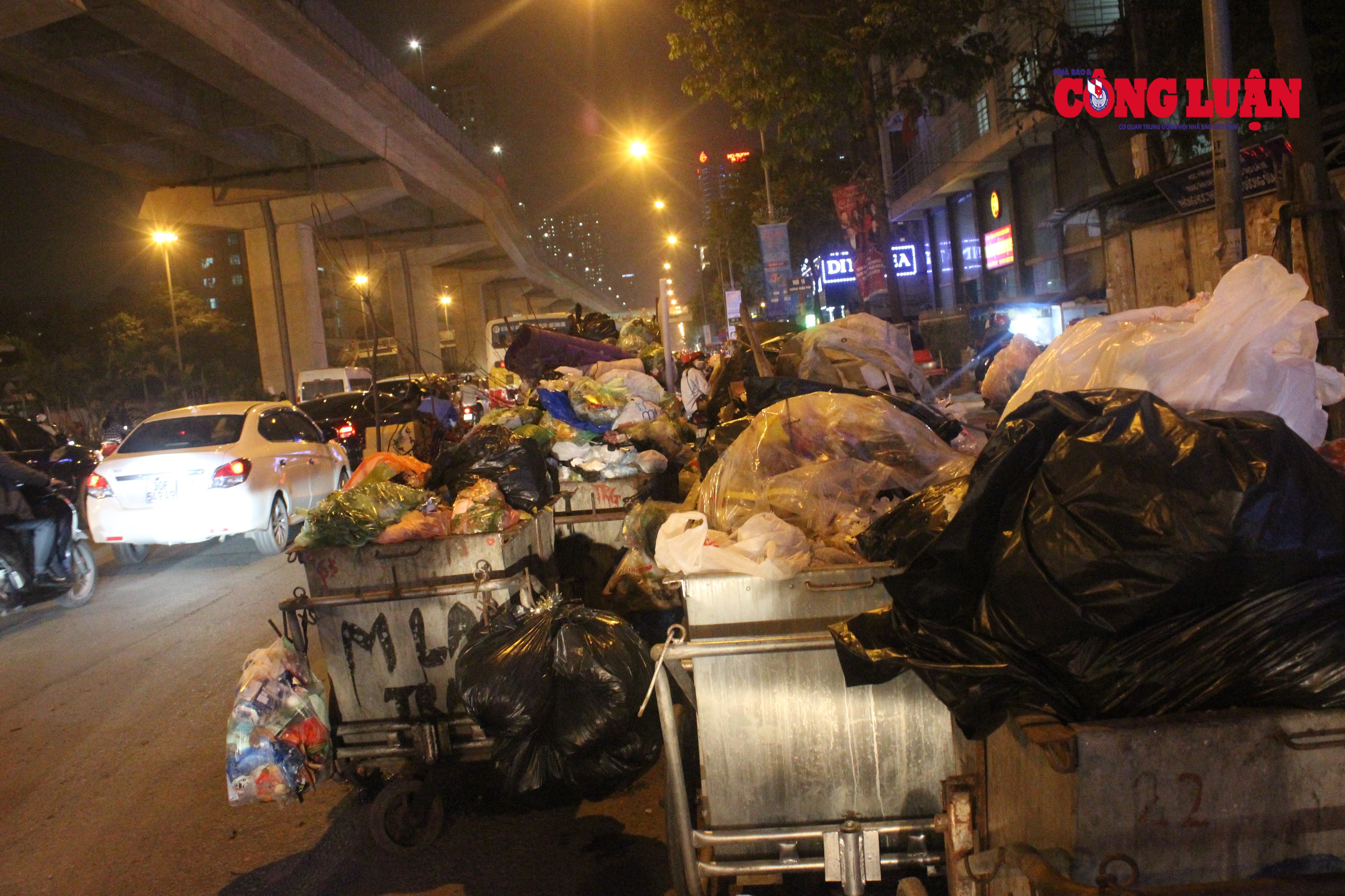 Đường Nguyễn Trãi thêm ùn tắc vì những điểm tập kết rác thải