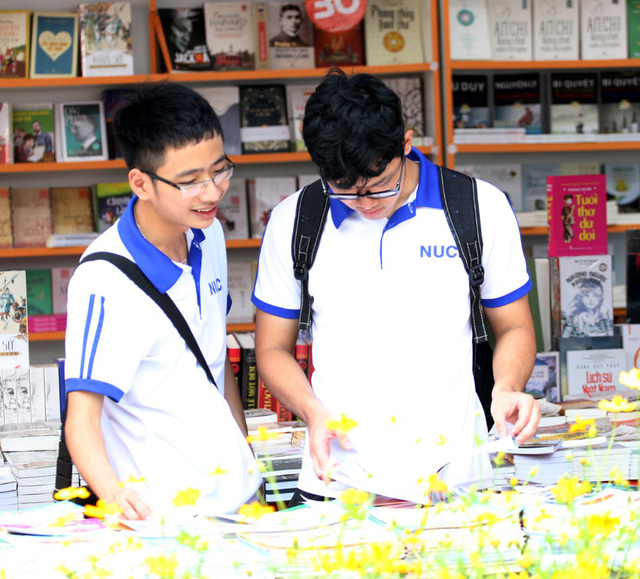 Nhiều sinh viên các trường cao đẳng, đại học trên địa bàn Hà Nội cũng tìm đến Hội sách mua sắm.